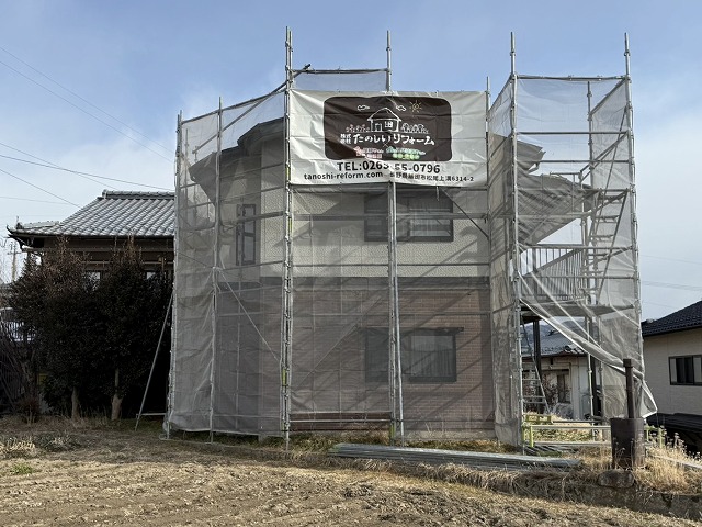 外壁塗装工事を行うために設置したくさび緊結式足場