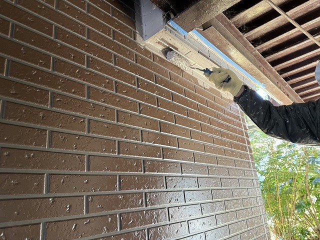 サイディング外壁塗装工事3回塗り工程の中塗り