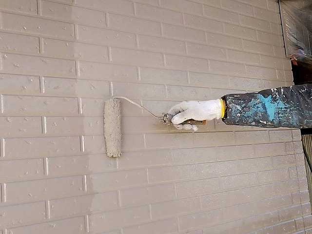 外壁塗装工事の低汚染性塗料を用いたタイル調サイディングへの上塗り