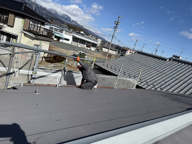 屋根塗装工事の高圧洗浄を行う前に雪止め金具の取り外し
