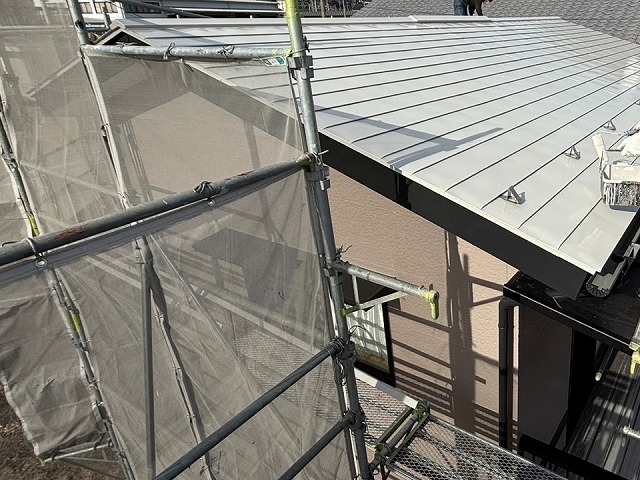 金属屋根塗装工事の中塗りと上塗りの仕上げ工程