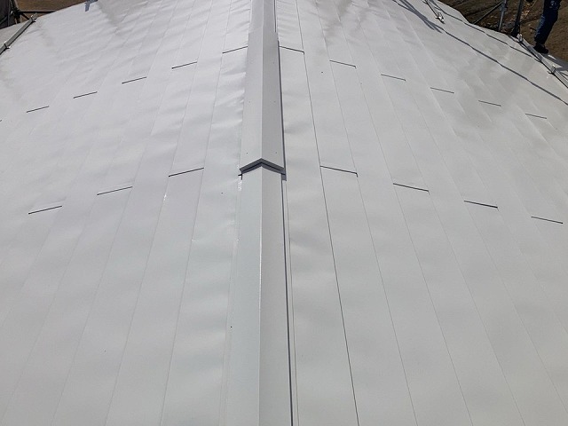 色あせやサビがあった金属屋根への塗装工事完成後状況