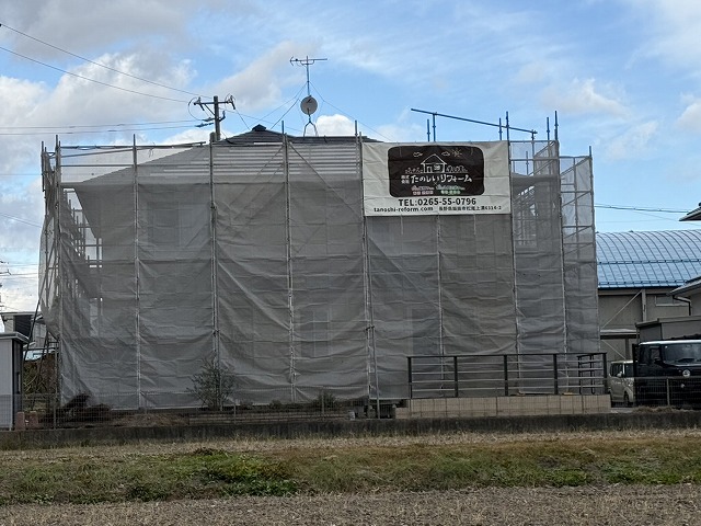 住宅のスレート屋根に対して行う塗装工事の足場設置工程