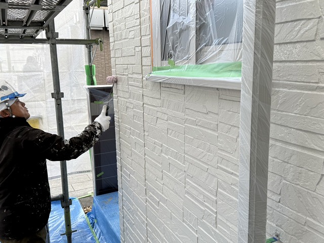 サイディング外壁塗装工事の「エポパワーシーラー」を用いた下塗り