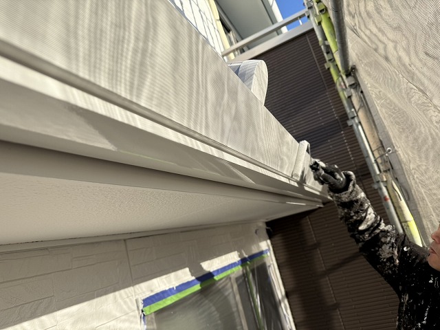 住宅外壁塗装工事の鼻隠しや雨樋への塗り替え工程