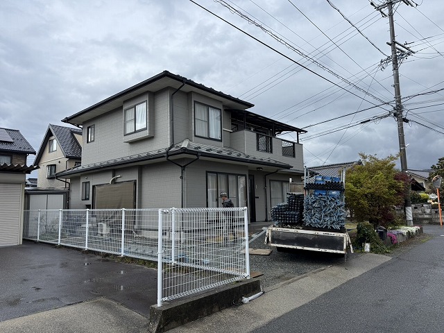 金属屋根塗装工事のための足場資材の搬入状況