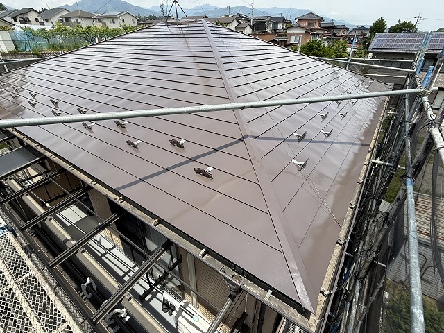 金属屋根塗装工事の上塗り工程