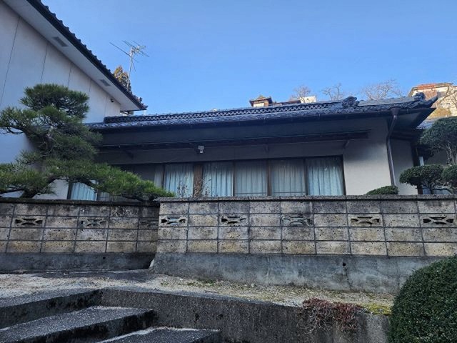 現場調査で瓦屋根に激しいダメージを確認した住宅