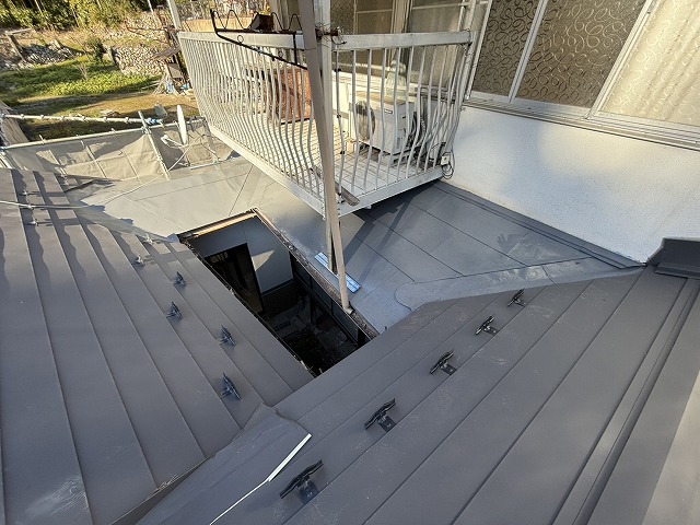 板金屋根に対する塗装メンテナンスが完了した状況