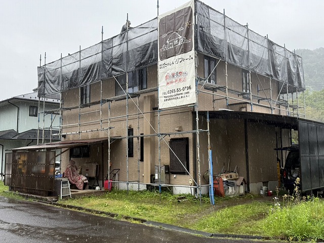 足場設置工事を控えたセキスイハイム住宅の外観全景