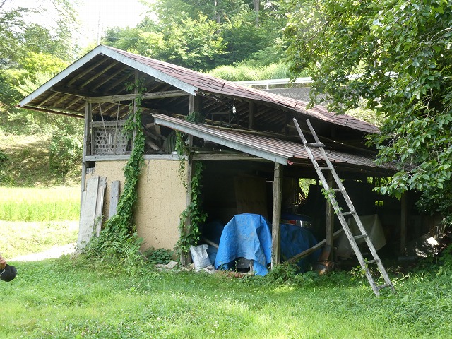 農作業小屋の屋根の劣化状況を確認した現場調査