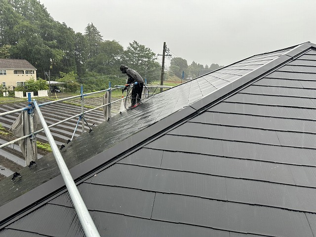 屋根カバー工法リフォームを行うスレート屋根への高圧洗浄作業