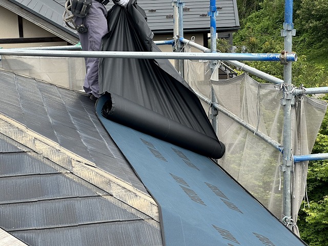 屋根カバー工事で粘着層防水シートの施工状況