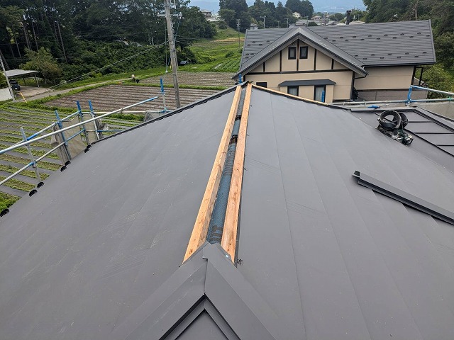 ガルバリウム鋼板屋を用いたカバー工事で大棟への木下地取り付け