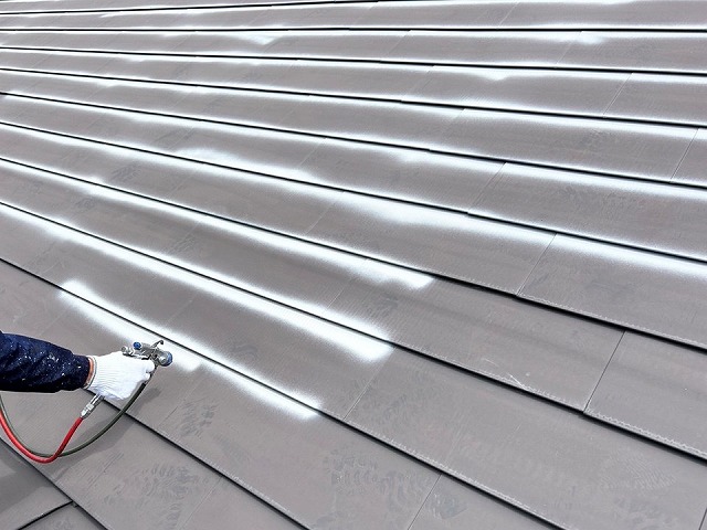金属屋根塗装工事のスプレーガンを用いた下塗り施工