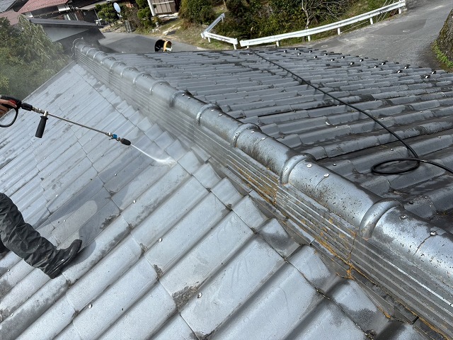 塗り替え工事を行うスレート瓦屋根への高圧洗浄
