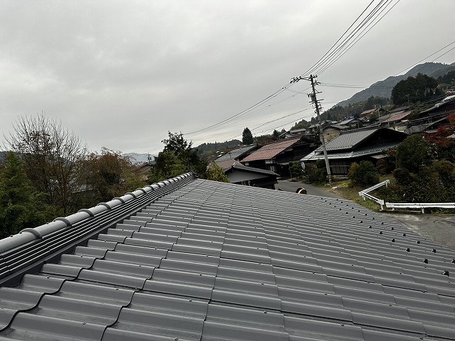 スーパーシャネツサーモSiを用いたスレート瓦塗装の仕上げ塗装