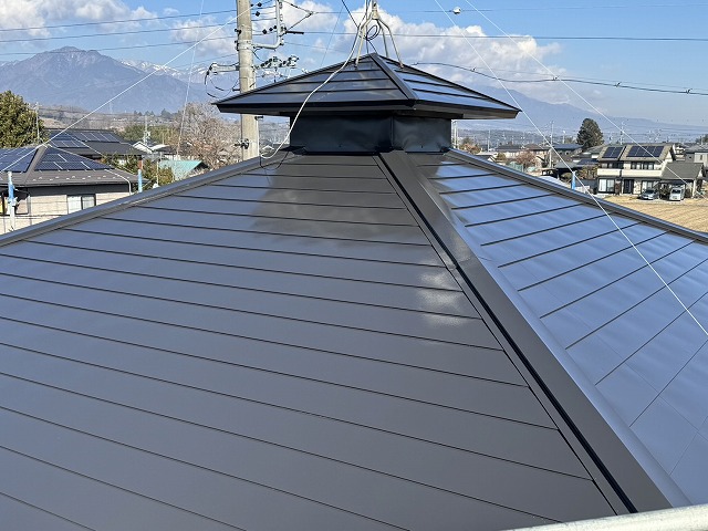 横葺きトタン屋根塗装工事のシャネツトップワンを用いた2回塗りが完了