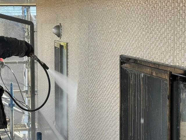 汚れやカビが付着して目立っていたサイディング外壁への高圧洗浄