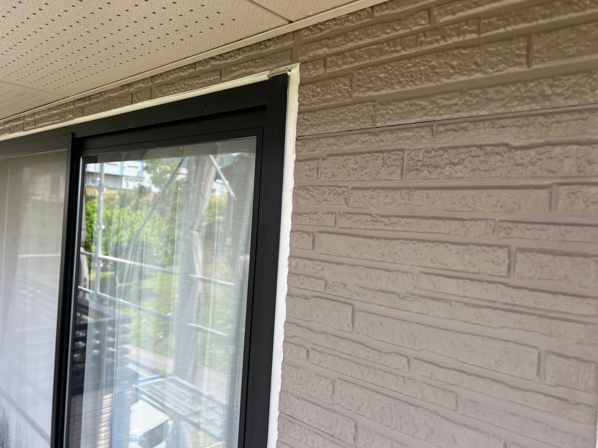 サイディング外壁塗装工事のサッシまわりコーキング打ち替えが完了