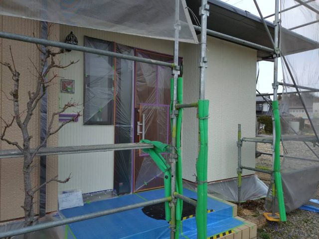 伊那市境K邸外壁中塗り