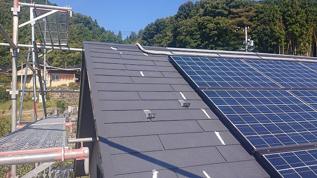 中川村ミサワホーム屋根塗装中塗り2