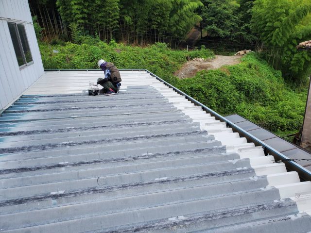 折板下屋根_下塗り3