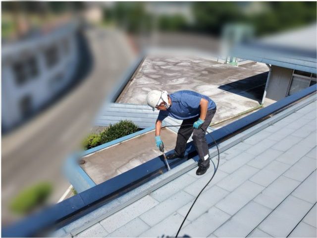 伊那市_屋根塗装工事_屋根洗浄2背景ぼかし