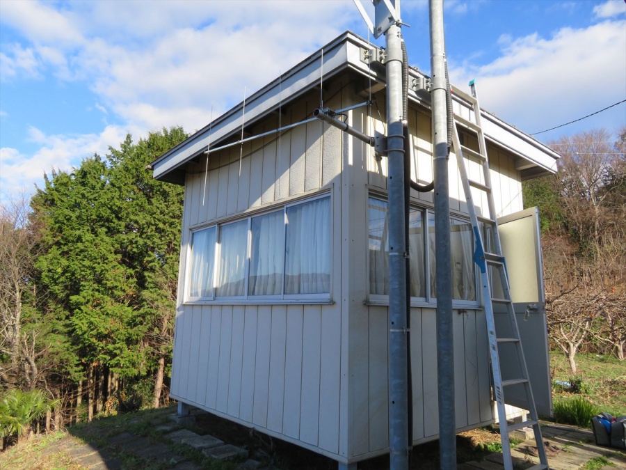 飯田市下久堅で、NHKプレハブ小屋の外壁屋根の塗装工事をしました。