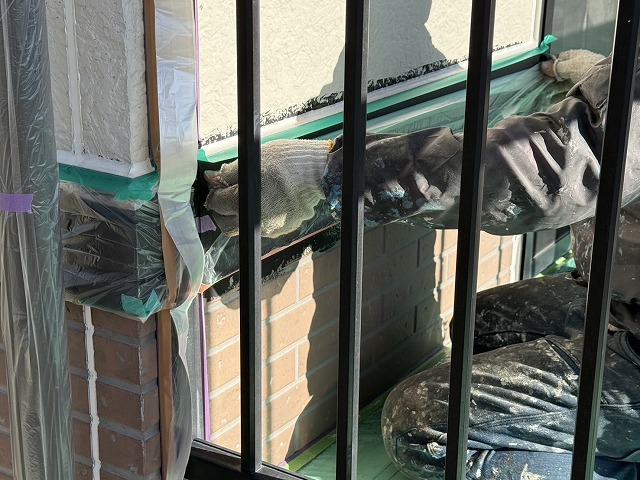 外壁塗装工事を行うための幕板へのマスカー養生