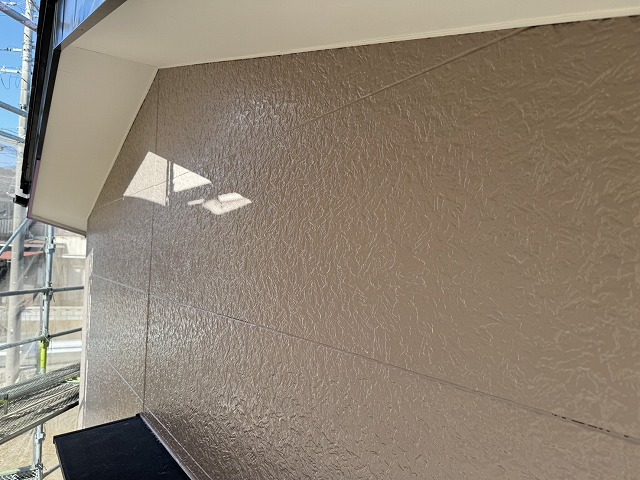 外壁塗装工事の低汚染性塗料を用いたプレーンサイディングへの上塗り