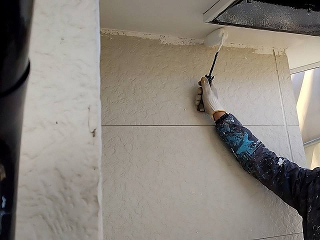 外壁塗装と並行して行った軒天への塗装の様子