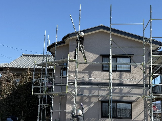 外壁塗装工事が完了して足場を解体する足場職人
