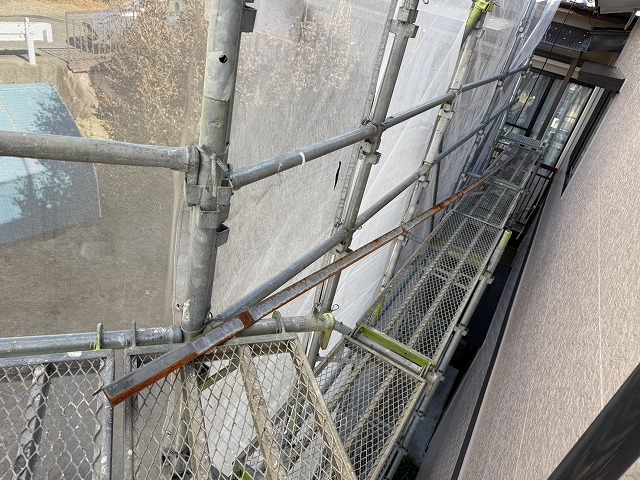 屋根塗装工事の高圧洗浄を行う前に取り外した雪止め金具