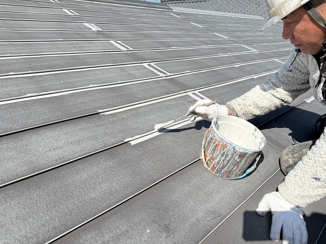 屋根塗装工事の金属屋根の重なり部分へのハケ塗り
