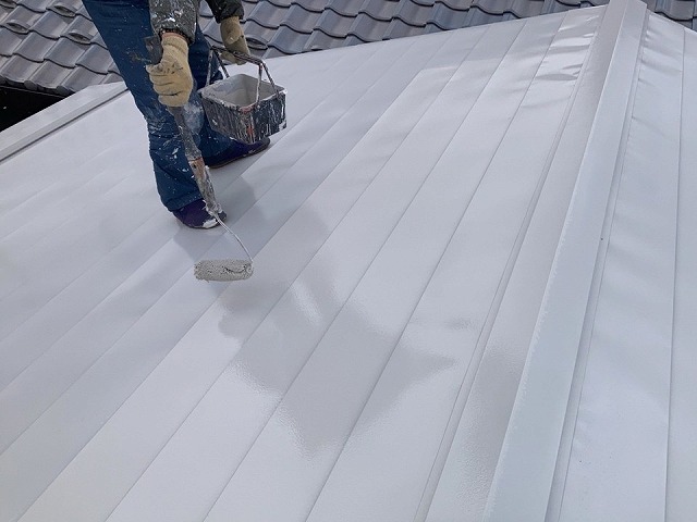 金属屋根塗装工事の仕上げ塗装で塗膜の厚さを確保