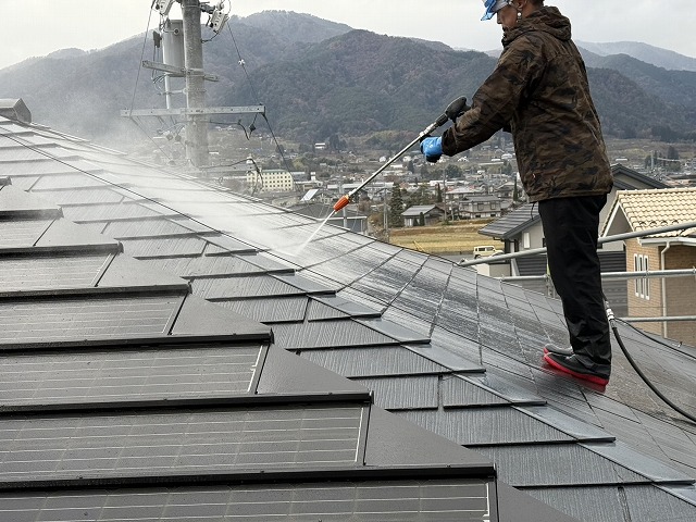 高圧洗浄でスレート屋根の劣化した塗膜を除去