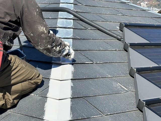 屋根塗装工事の隅棟差し棟板金に対するサビ止め下塗り