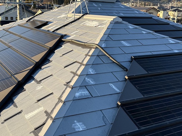 スレート屋根塗装工事の中塗り工程前のひび割れ補修