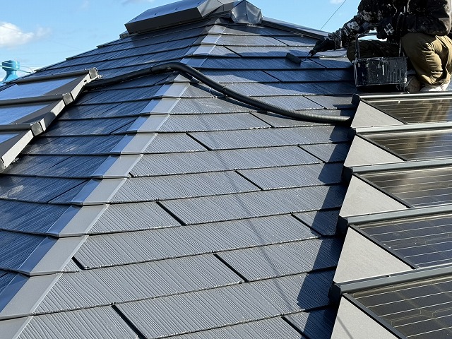 スレート屋根塗装工事の「スーパーシャネツサーモF」による上塗り施工