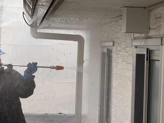 住宅外壁塗装工事のサッシ周辺への高圧洗浄の様子