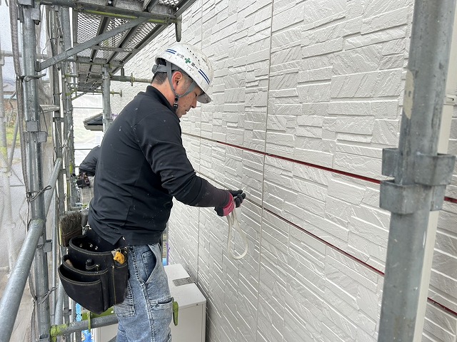 外壁塗装前のコーキング打ち替えで既存コーキングを取り除いている様子