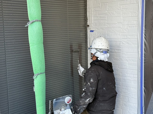 サイディング外壁塗装工事の「超低汚染リファイン1000MF-IR」による上塗り