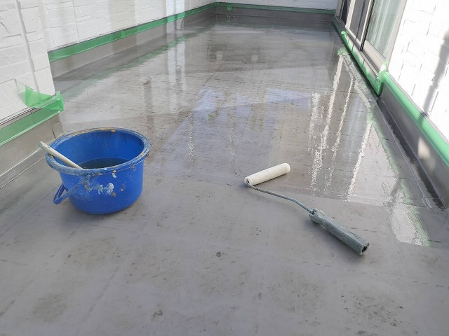 住宅ベランダウレタン塗膜防水工事のプライマー塗布の様子