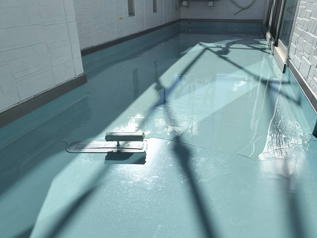 ウレタン塗膜防水工事で2層目の防水材塗布状況