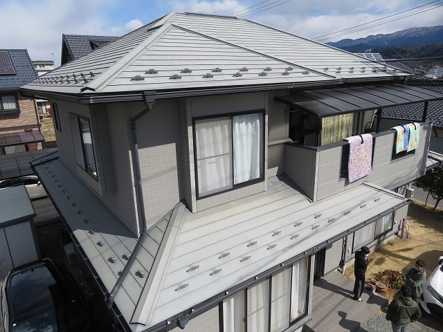 屋根の無料点検を行う住宅の全景