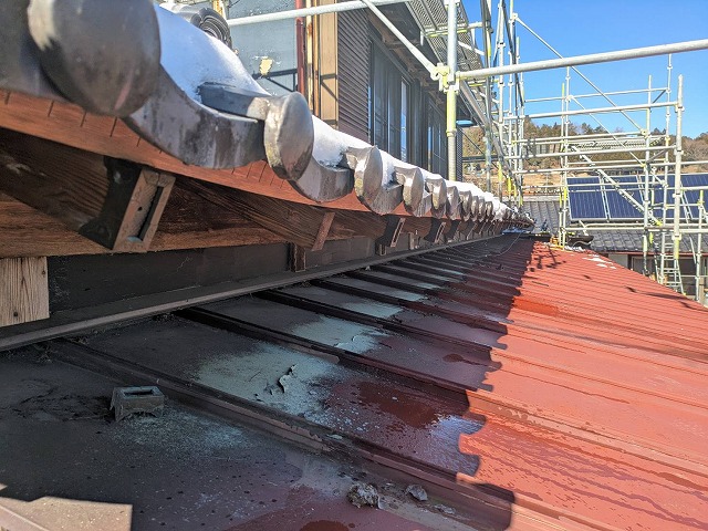 雨樋交換工事の既存雨樋の取り外しが完了した状況