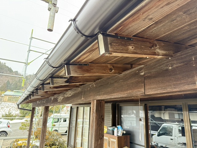 雨樋交換工事で受け金物に軒樋本体を設置した状況