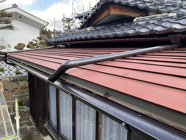 雨樋交換工事の這樋設置が完了