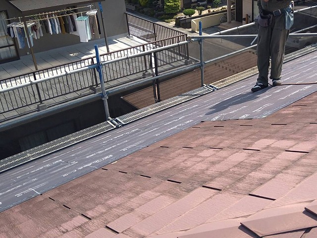 カバー工法による改修工事の「ルーフラミテクトEX」敷設状況